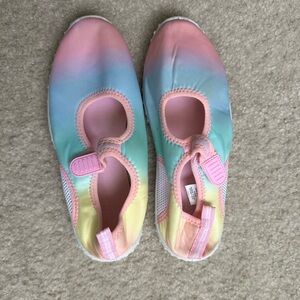 Children’s Place girls water shoes size 4/5